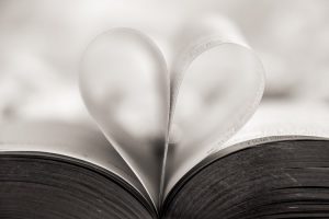 Buchseiten in Herzform Lernen über Gesundheit und Leben